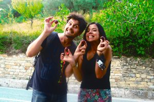 ecologia sostenibilità raccogliere frutta per strada