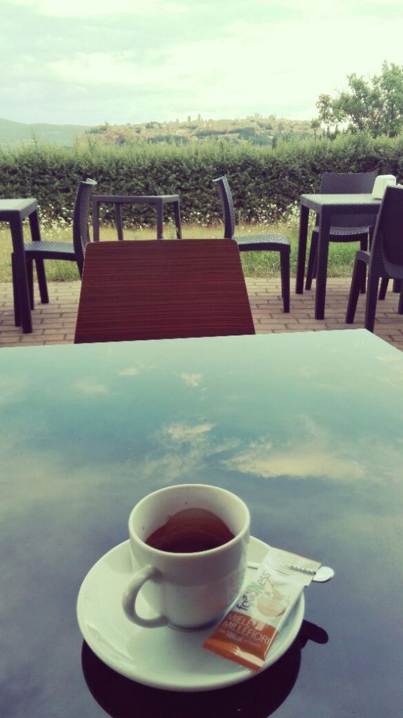 caffe-con-riflessi-sul-tavolo.jpg