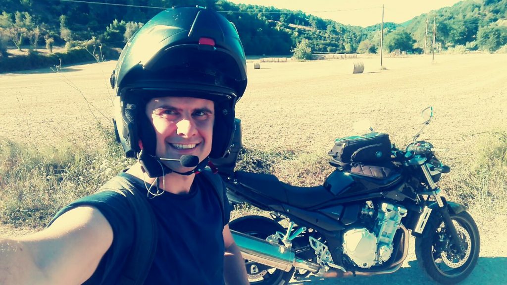 in-moto-nella-campagna-toscana.jpg