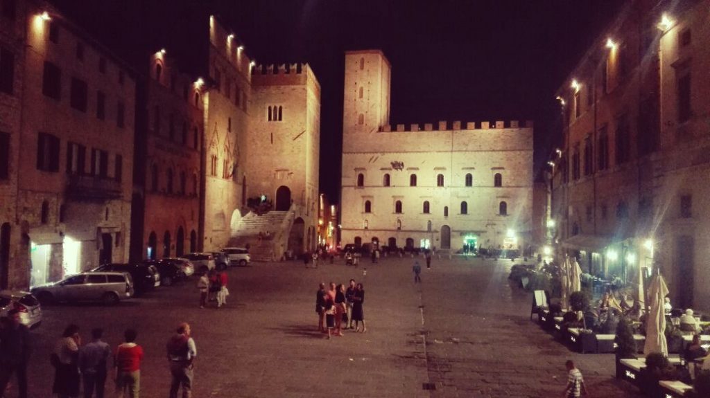 todi-umbria-piazza-centrale.jpg
