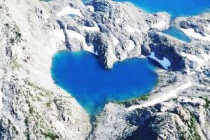 un lago a forma di cuore, per l'articolo niente succede per caso