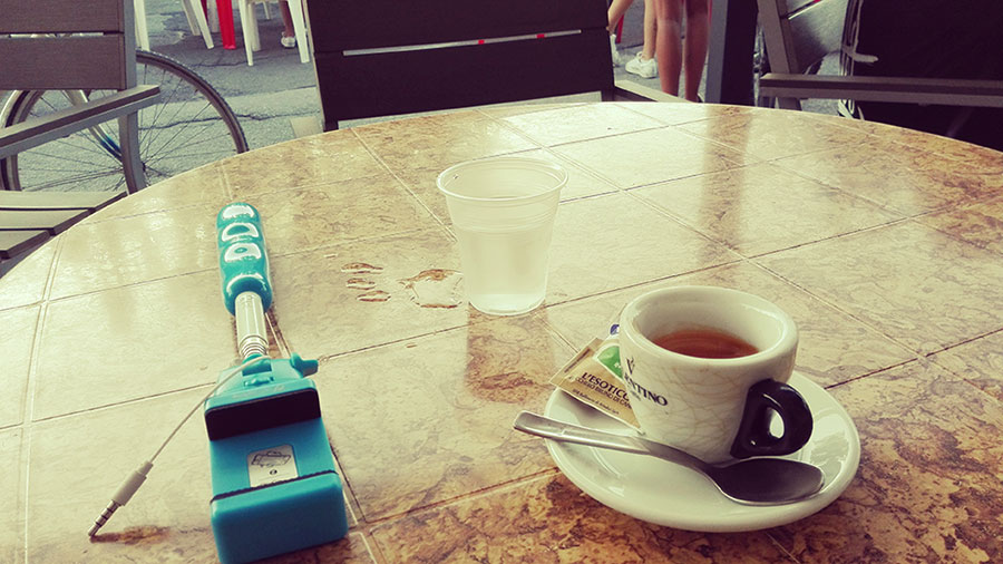 selfie-stick-caffe