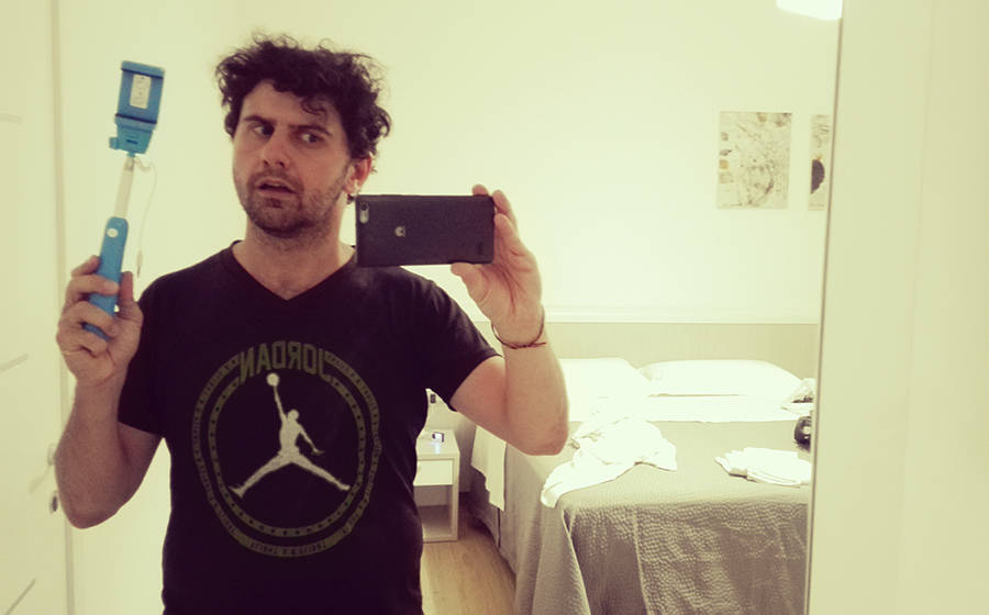 come si usa una selfie-stick? Così no!