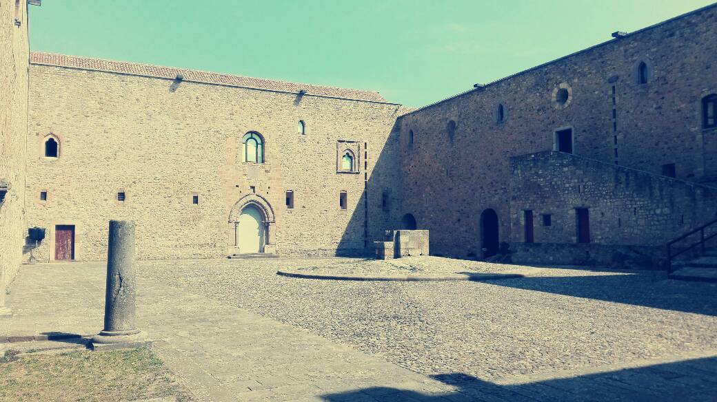 cortile del castello di lagopesole, in cui si girò un film di pasolini