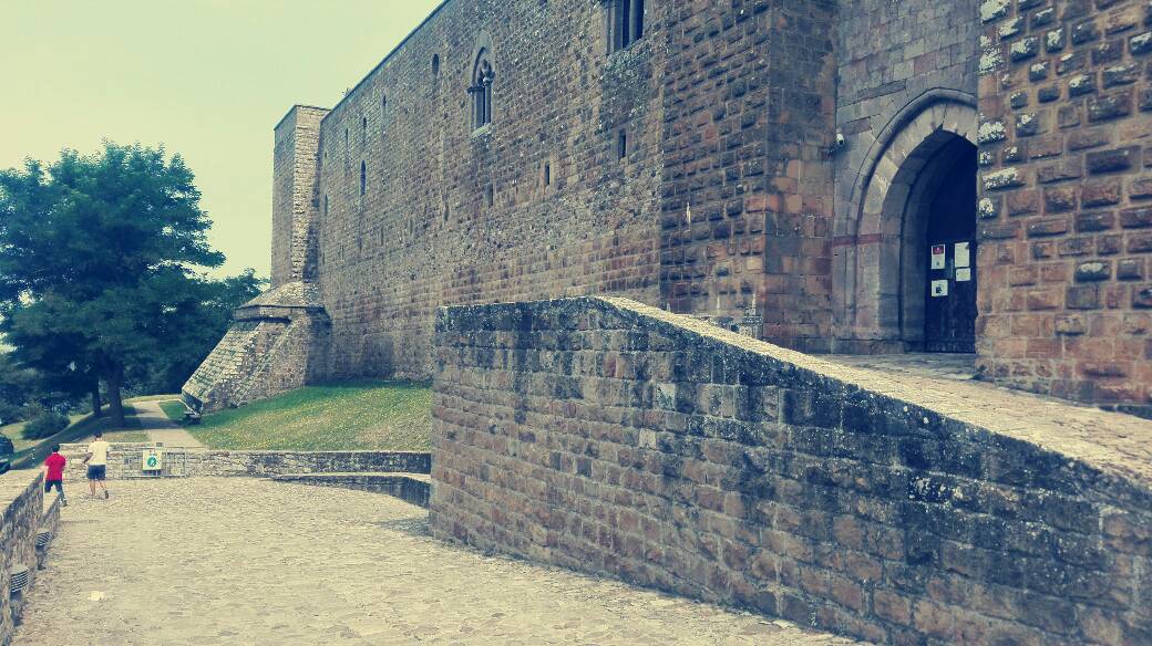 veduta del castello di lagopesole