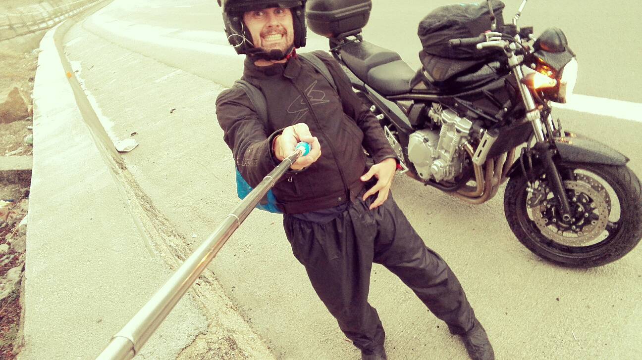 in moto con la pioggia