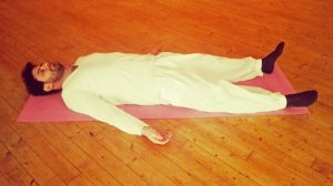meditare sdraiati, la posizione del shavasana