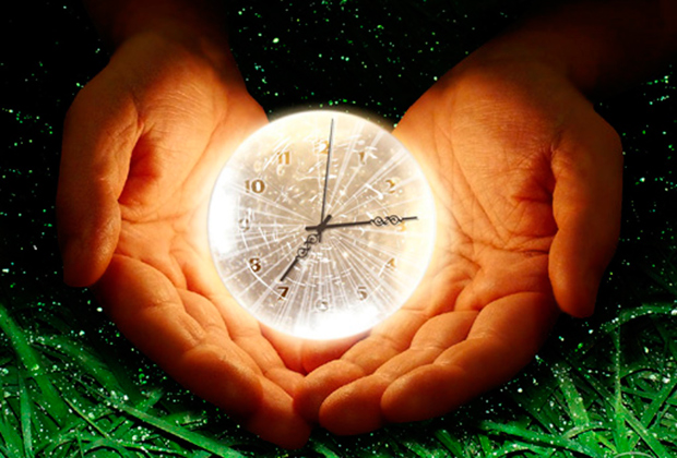 orologio tra due mani