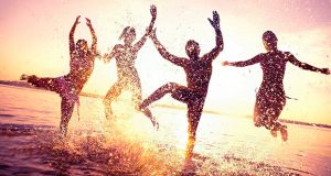 persone danzanti nel mare
