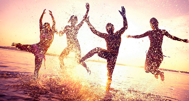 persone danzanti nel mare