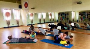 genitori e figli a lezione di yoga