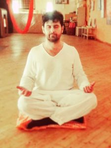 meditazione a gambe incrociate