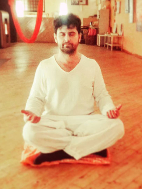 meditazione a gambe incrociate