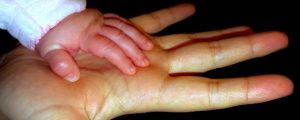 mano adulto e bambino